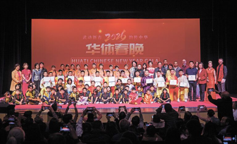 「華體春晚」台前幕後和嘉賓們合影。華體會提供/Jack Jia攝