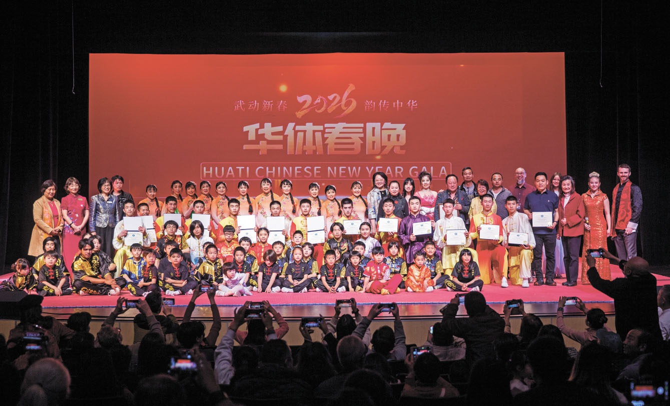 「華體春晚」台前幕後和嘉賓們合影。華體會提供/Jack Jia攝