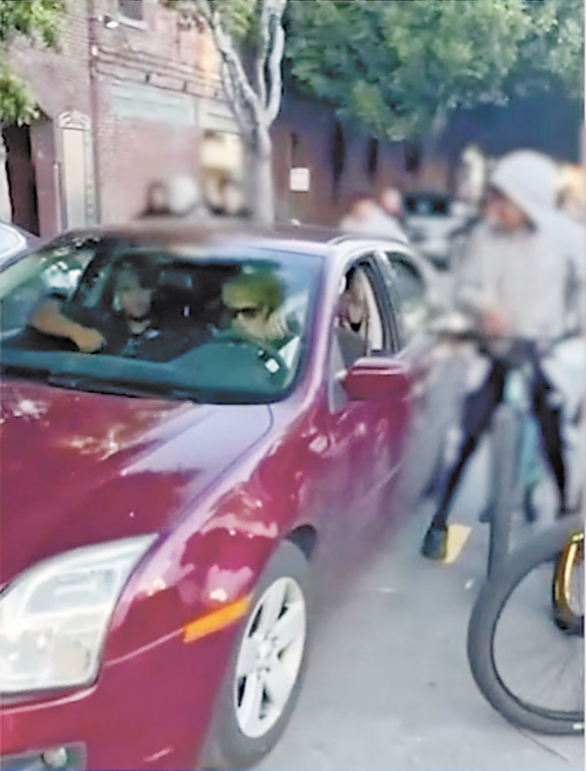 奧爾巴赫遭騎車青年砸車的錄像。ABC7電視畫面