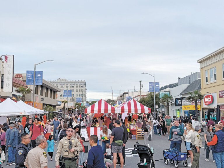 日落區夜市人潮湧動，Irving街擠滿前來品嚐美食與觀賞演出的市民。 記者陳程威攝