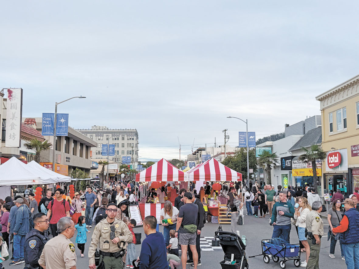 日落區夜市人潮湧動，Irving街擠滿前來品嚐美食與觀賞演出的市民。 記者陳程威攝