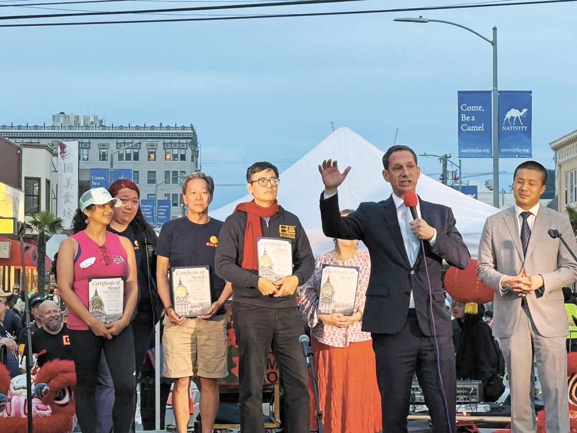 市長羅偉(右二)與民選官員到場支持日落區夜市。 記者陳程威攝