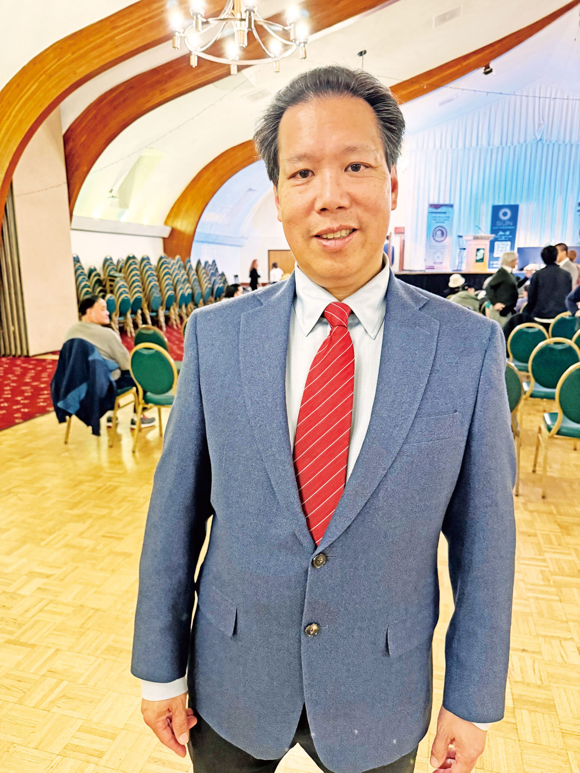 第4區市參事李志威(David Lee)未獲邀辯論，現身表達不滿。 記者陳程威攝