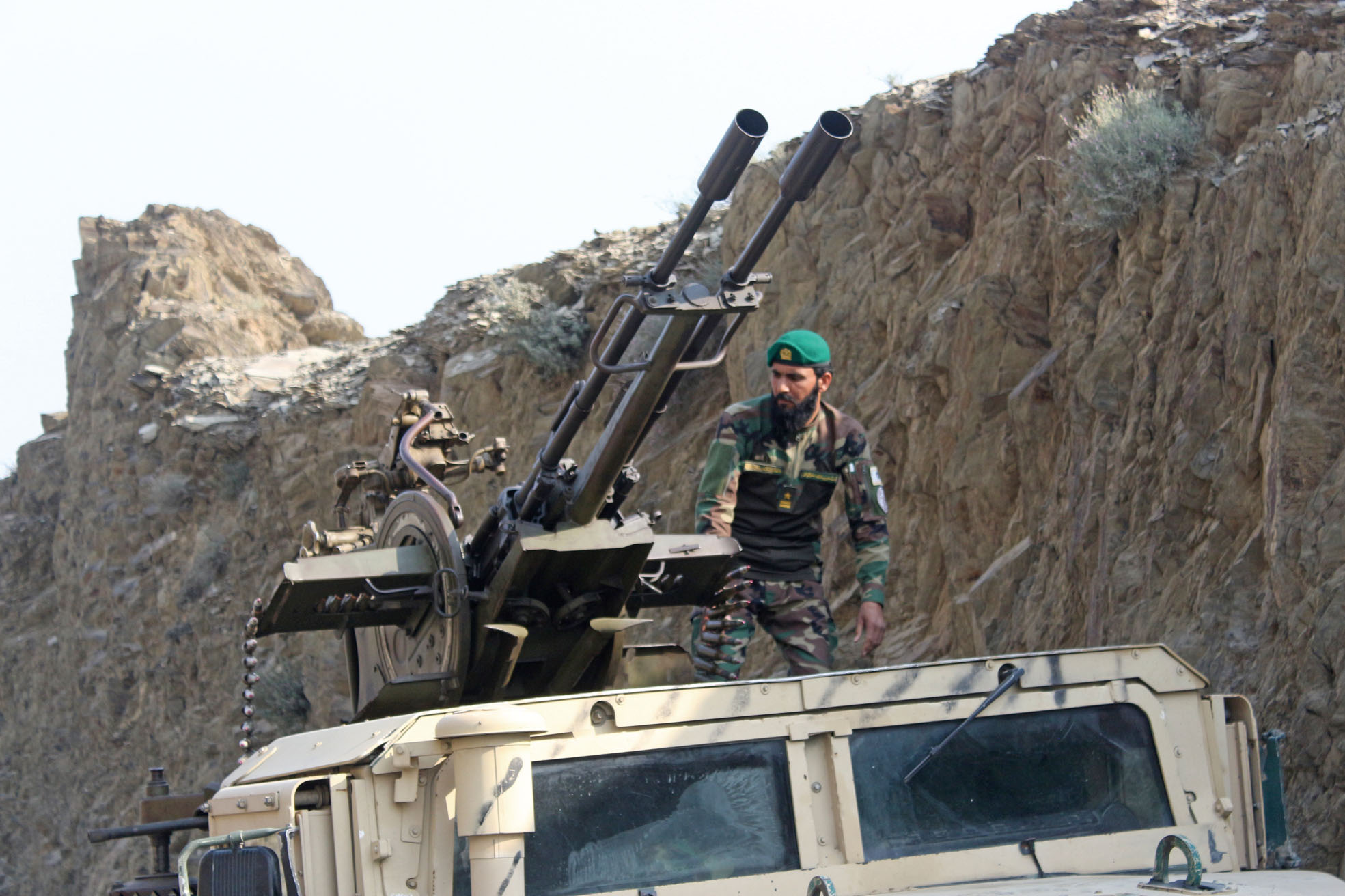 巴基斯坦軍方27日凌晨對阿富汗發動空襲，並宣布展開「公開戰爭」，阿富汗隨即進行回擊，圖為阿富汗安全部隊成員在楠格哈爾省參與針對巴方的軍事行動。新華社