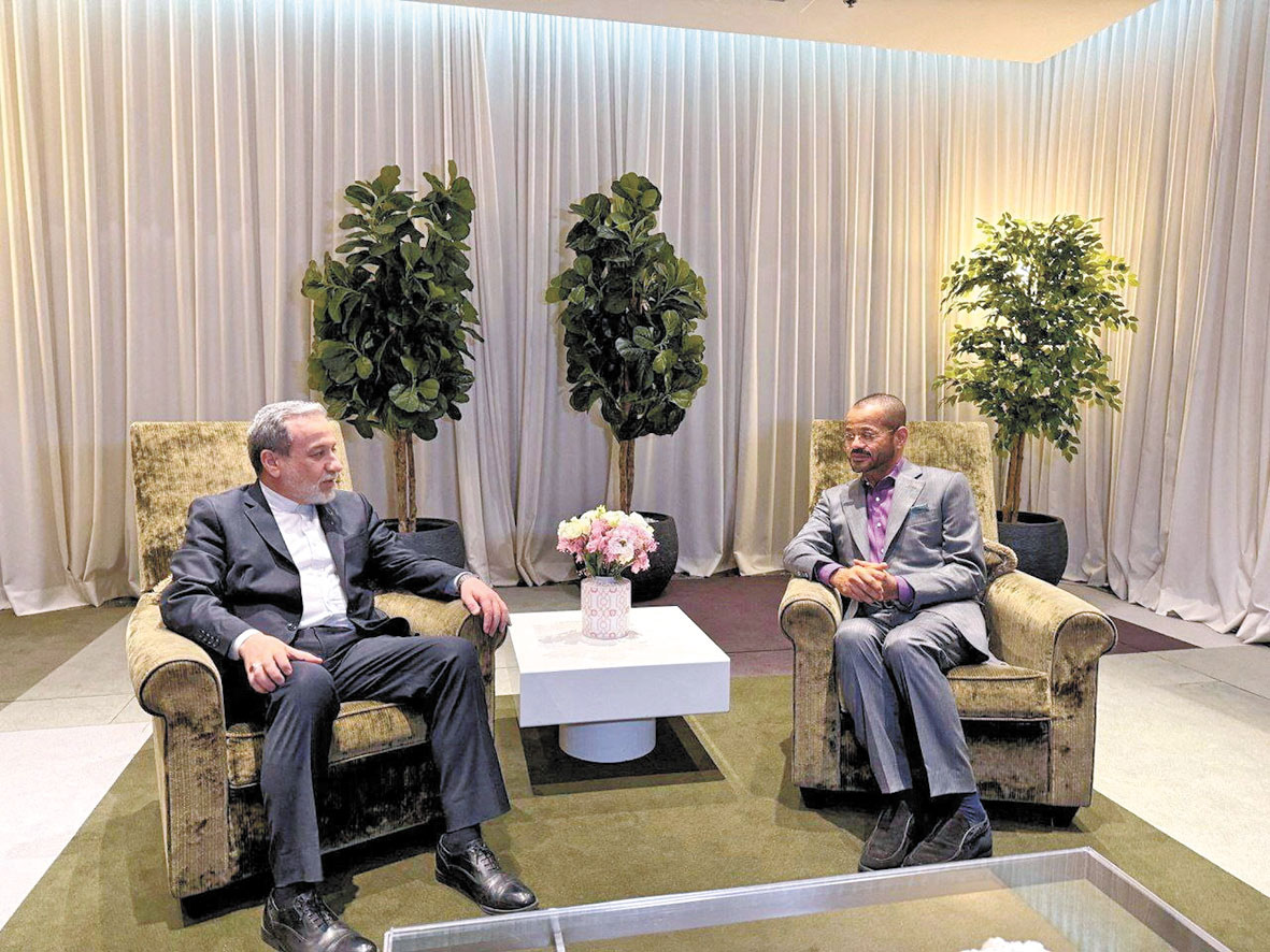 一直充當美伊調解方的阿曼外長巴德爾（右）近日與伊朗外長阿拉格齊（左）舉行會談。路透社