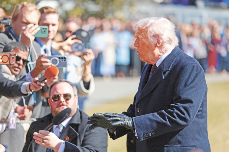 特朗普27日離開白宮前往德州時發表講話，聲稱已下令所有聯邦機構立即停用AI企業Anthropic的技術（小圖）。路透社/美聯社