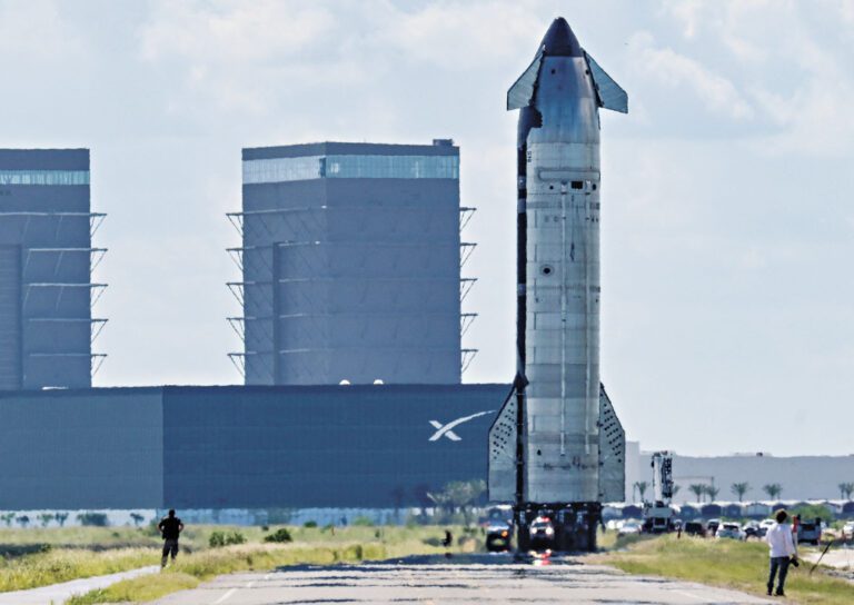 SpaceX考慮以保密方式申請上市，圖為早前星艦飛船在製造廠附近滑行至發射台準備試飛。路透社資料圖片