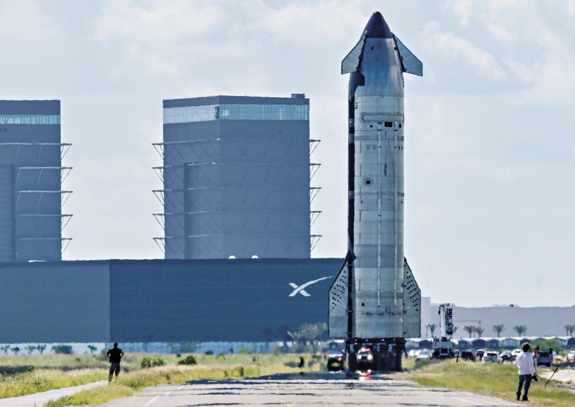 SpaceX考慮以保密方式申請上市，圖為早前星艦飛船在製造廠附近滑行至發射台準備試飛。路透社資料圖片