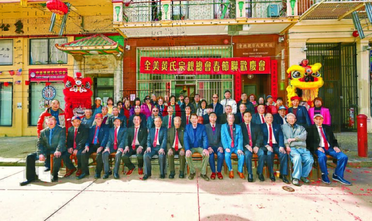 本埠及外埠分會黃氏首長宗親在總會大樓門前合影。馬紅兵攝