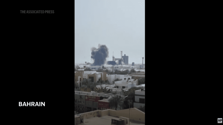 畫面顯示：伊朗飛彈擊中巴林國家安全局大樓，引發爆炸
