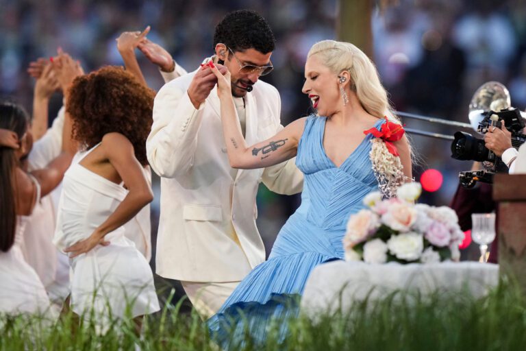 超級碗史上最狂中場秀！Bad Bunny 舞台上辦婚禮，Lady Gaga 獻唱見證