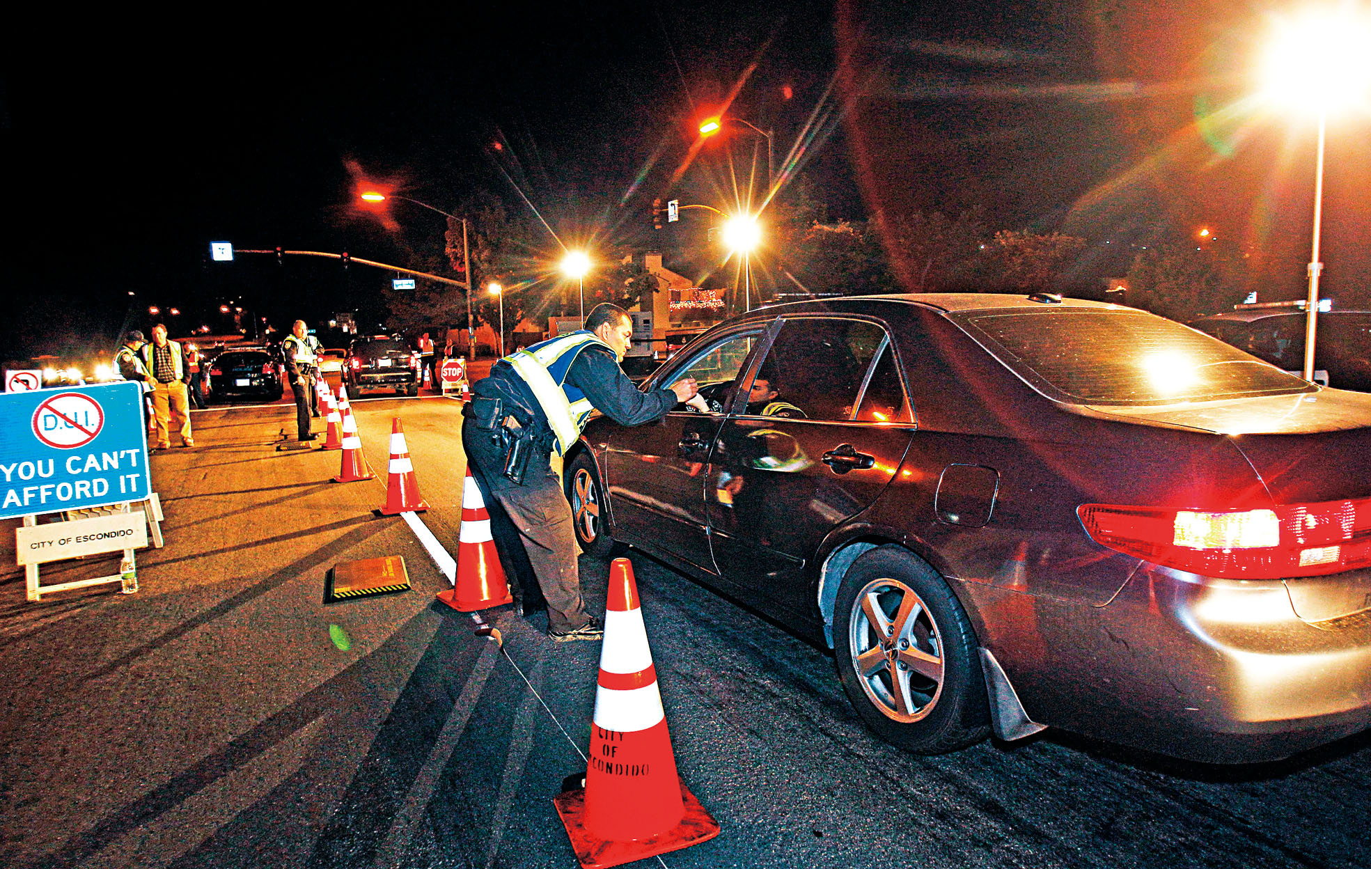兩黨州議員攜手提出一連串法案,旨在嚴格打擊醉駕,圖為警方在執行截查。美聯社資料圖片