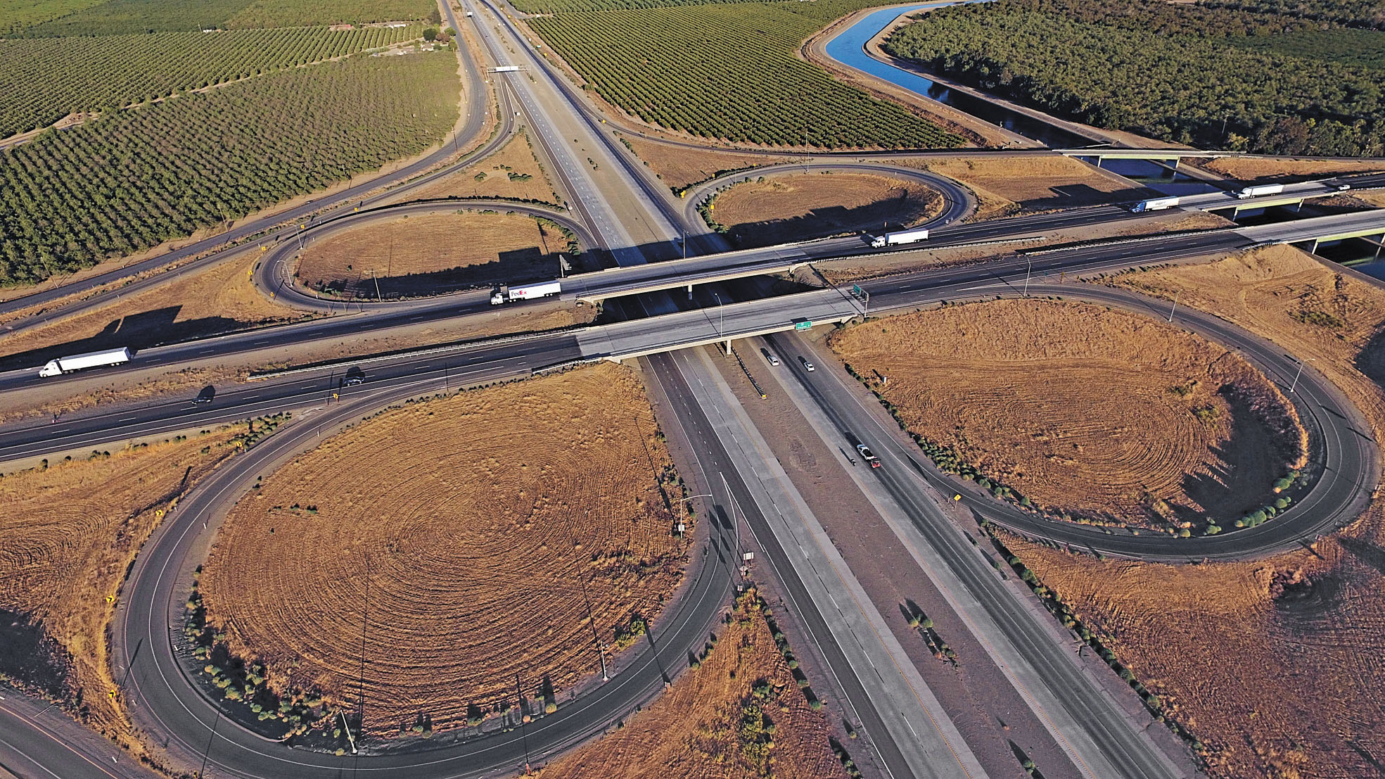 媒體調查發現，加州對商業卡車駕駛學校的監管相當有限，圖為州際5號公路上奔馳的大卡車。美聯社資料圖片