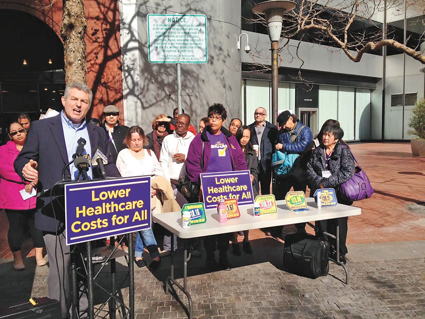 聯合醫療工人西部工會(UHW)主席雷根(左一)與工會代表2014年宣傳一項旨在降低醫療價格的提案。資料圖片