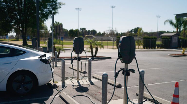 州長紐森預算案中包括電動車補助新方案。美聯社資料圖片
