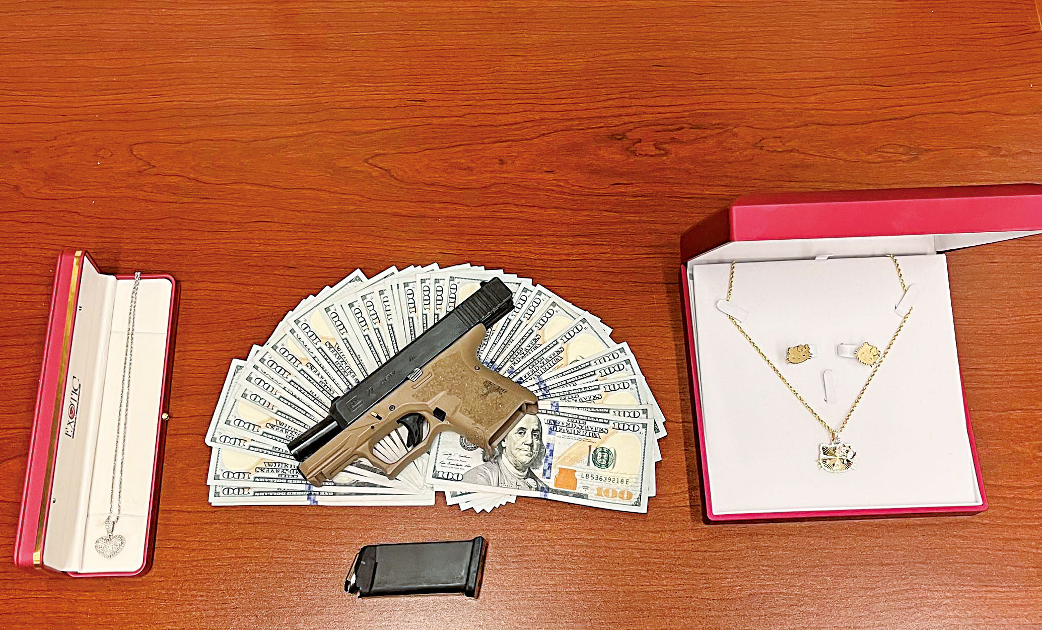 警方搜查嫌犯住所,搜出現金、槍械和首飾。諾瓦多警察局