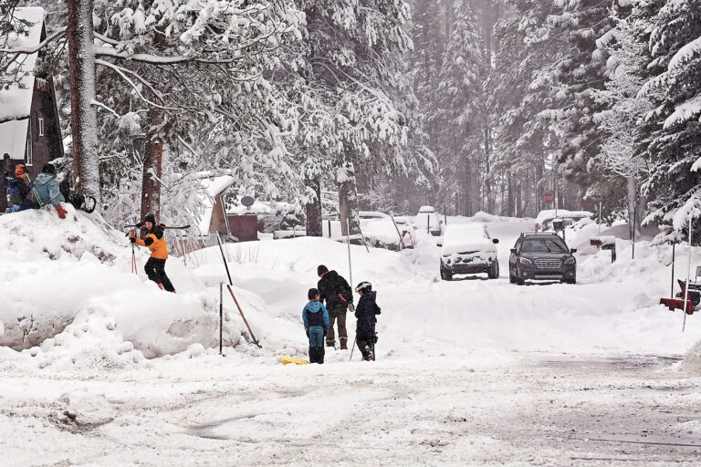 圖為民眾在雪地玩耍。美聯社資料圖片