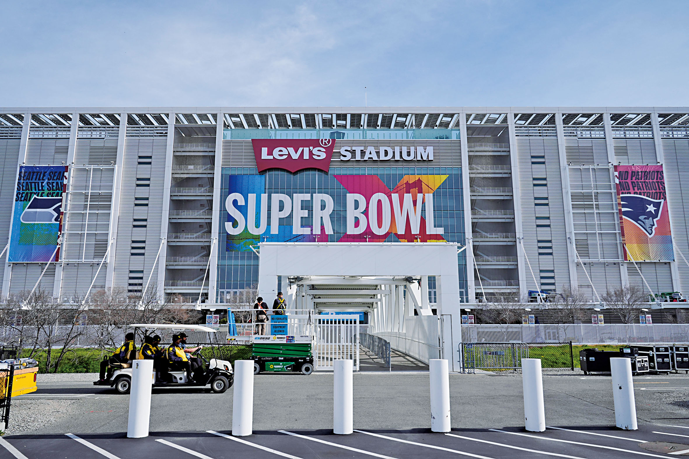 超級盃將在矽谷地區的利維球場舉行,圖為工人們在佈置場館。美聯社