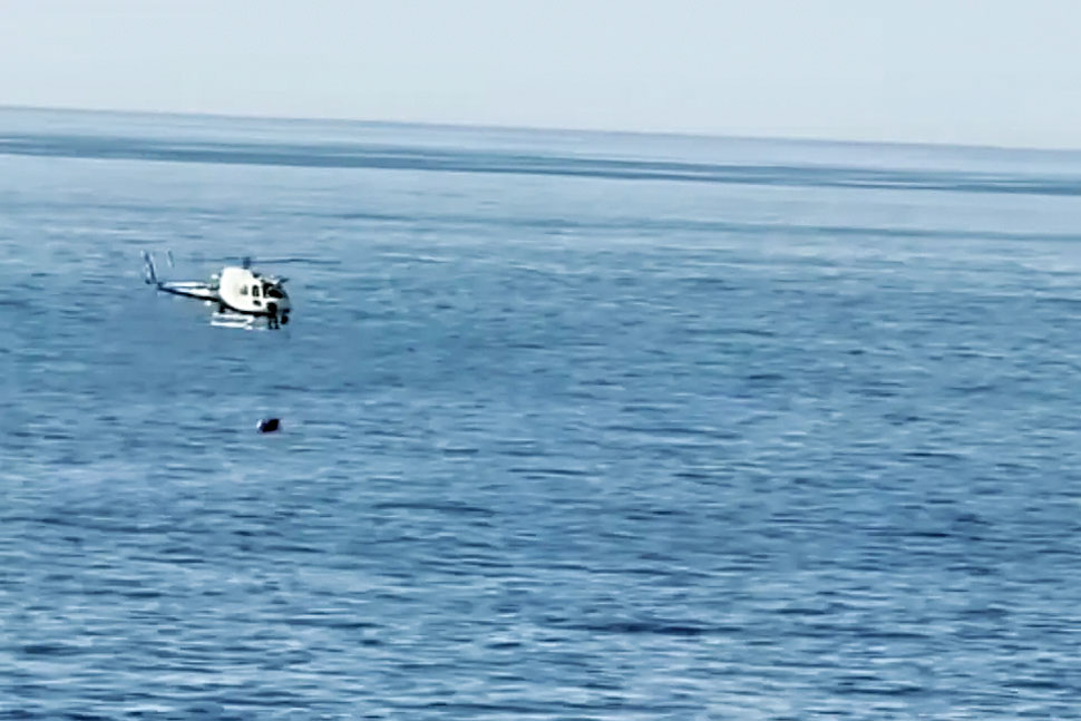 一名男子日前在大蘇爾被浪捲入海中，最終獲救。加州公路巡警