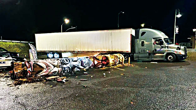 威特的標誌圖騰柱遭大卡車撞倒。威特警察局