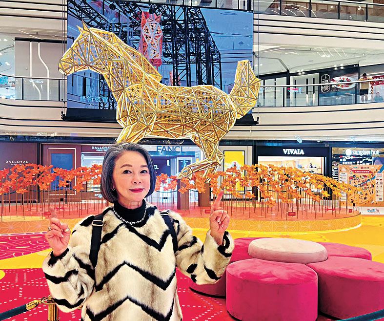 六米高的駿馬裝置，馬首朝流年風水東北旺位。