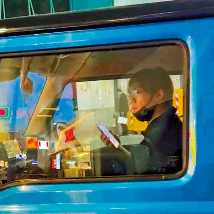 《東周刊》早前揭姜濤未甩「P牌」時撞毀60萬愛車。