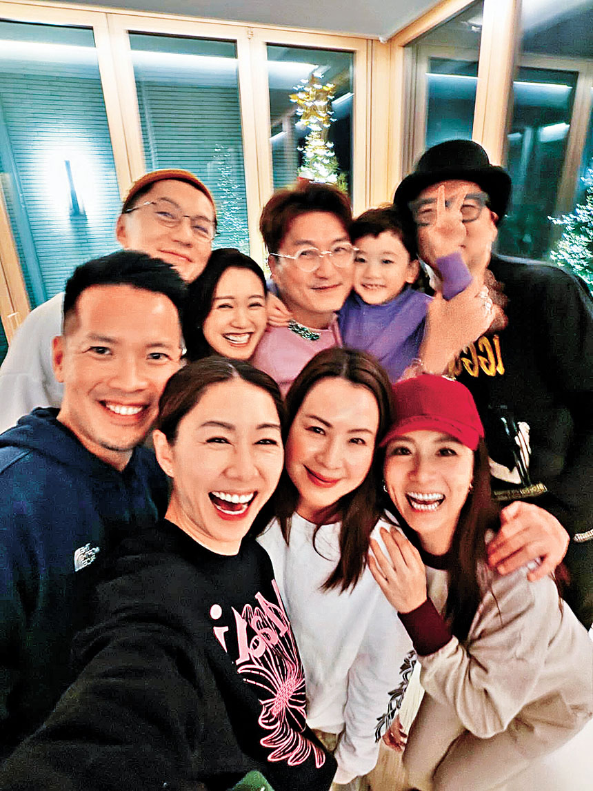 胡定欣（前左二）同老公Akin（前左一）早前約埋一班老友過聖誕。