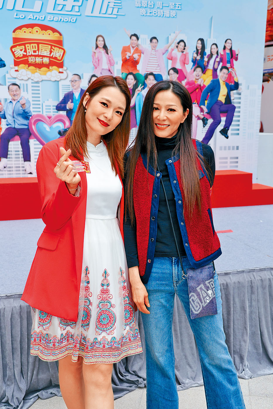 呂慧儀(左)、滕麗名一同現身快閃活動。