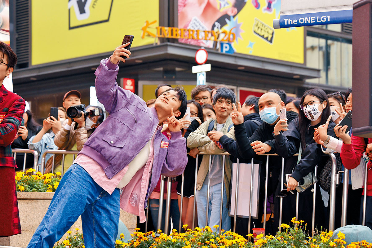 嘉洛同現場粉絲大玩自拍。