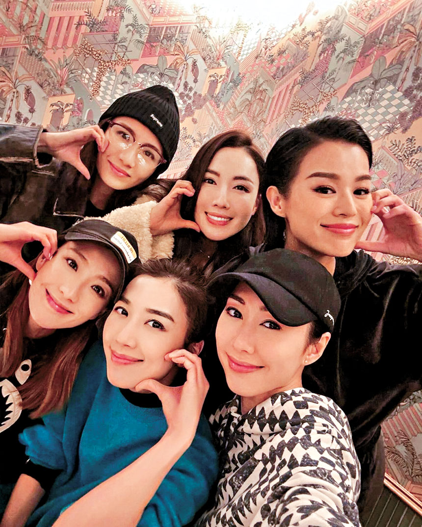 定欣與「胡說八道會」姊妹胡杏兒（後右）、黃智雯（前中）及李施嬅（後中）都是TVB出身，如今各有各發展，姚子羚（前左）及胡蓓蔚（後左）就仍然效力於TVB。
