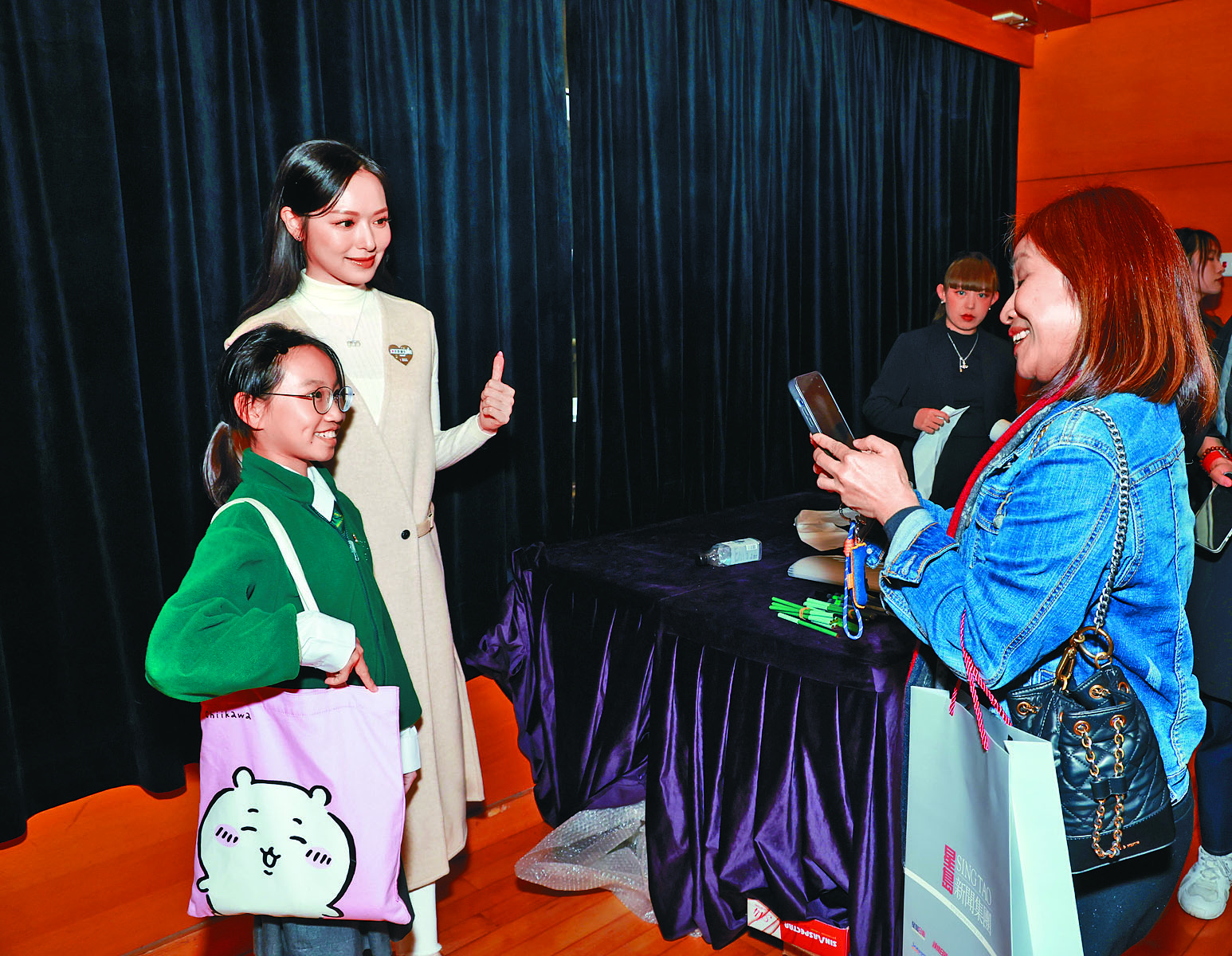 ■馮盈盈在現場好受歡迎，不少學生都找她合照。