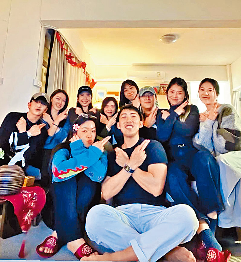 Anson Lo（左一）同一班舊同學歡聚。