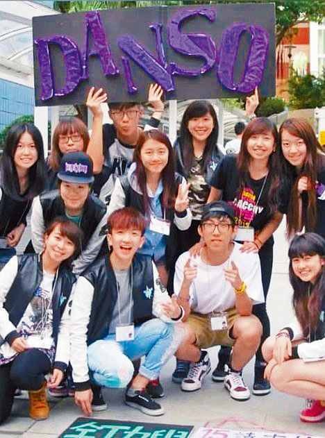 有同學分享當年合照，Anson Lo（前左二）相貌青澀好可愛。