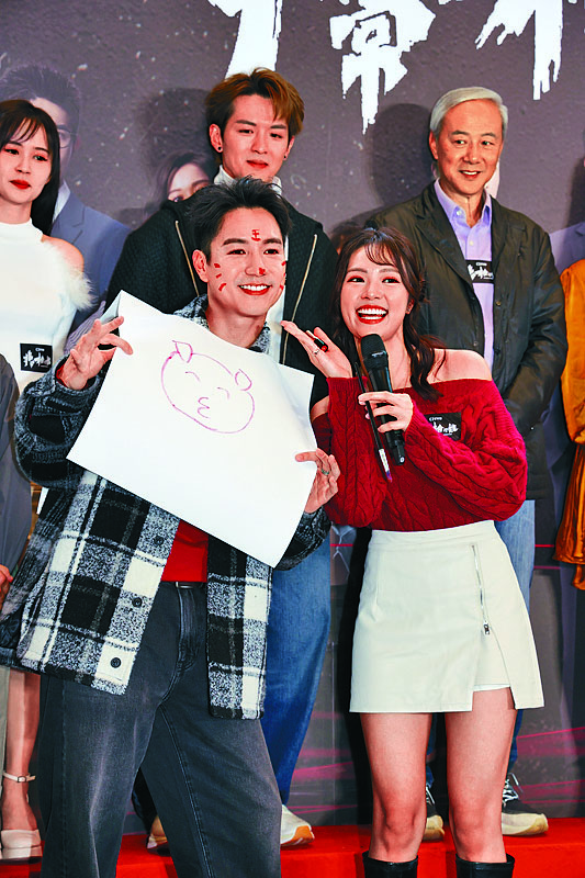 ■游嘉欣改用脣膏將吳偉豪畫到變「花面貓」。