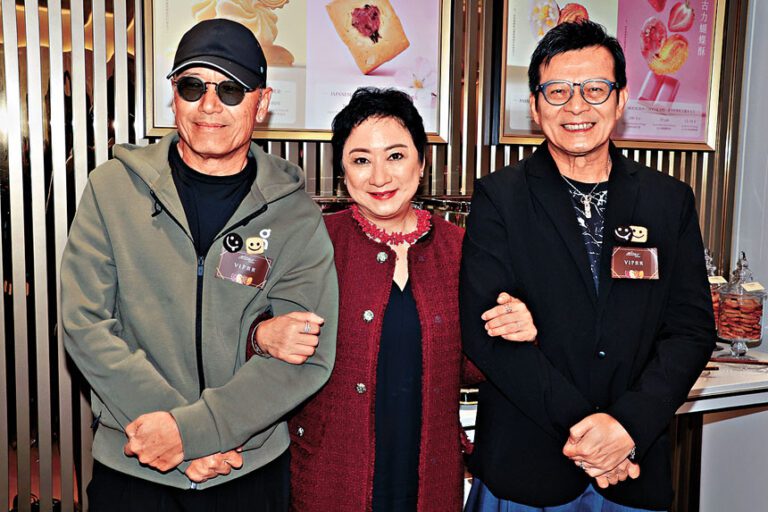 謝寧邀請當年兩位螢幕情人苗僑偉（左）、黃日華做新店開幕嘉賓。