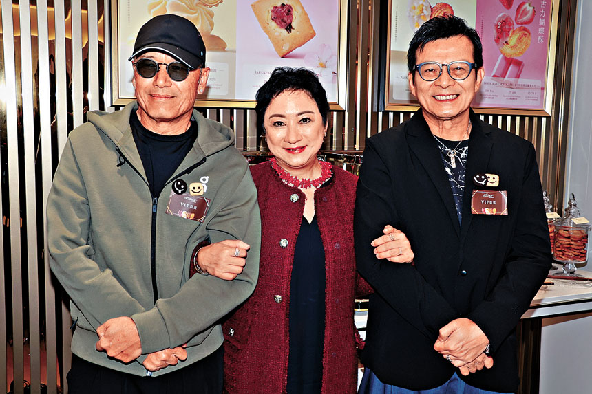 謝寧邀請當年兩位螢幕情人苗僑偉（左）、黃日華做新店開幕嘉賓。