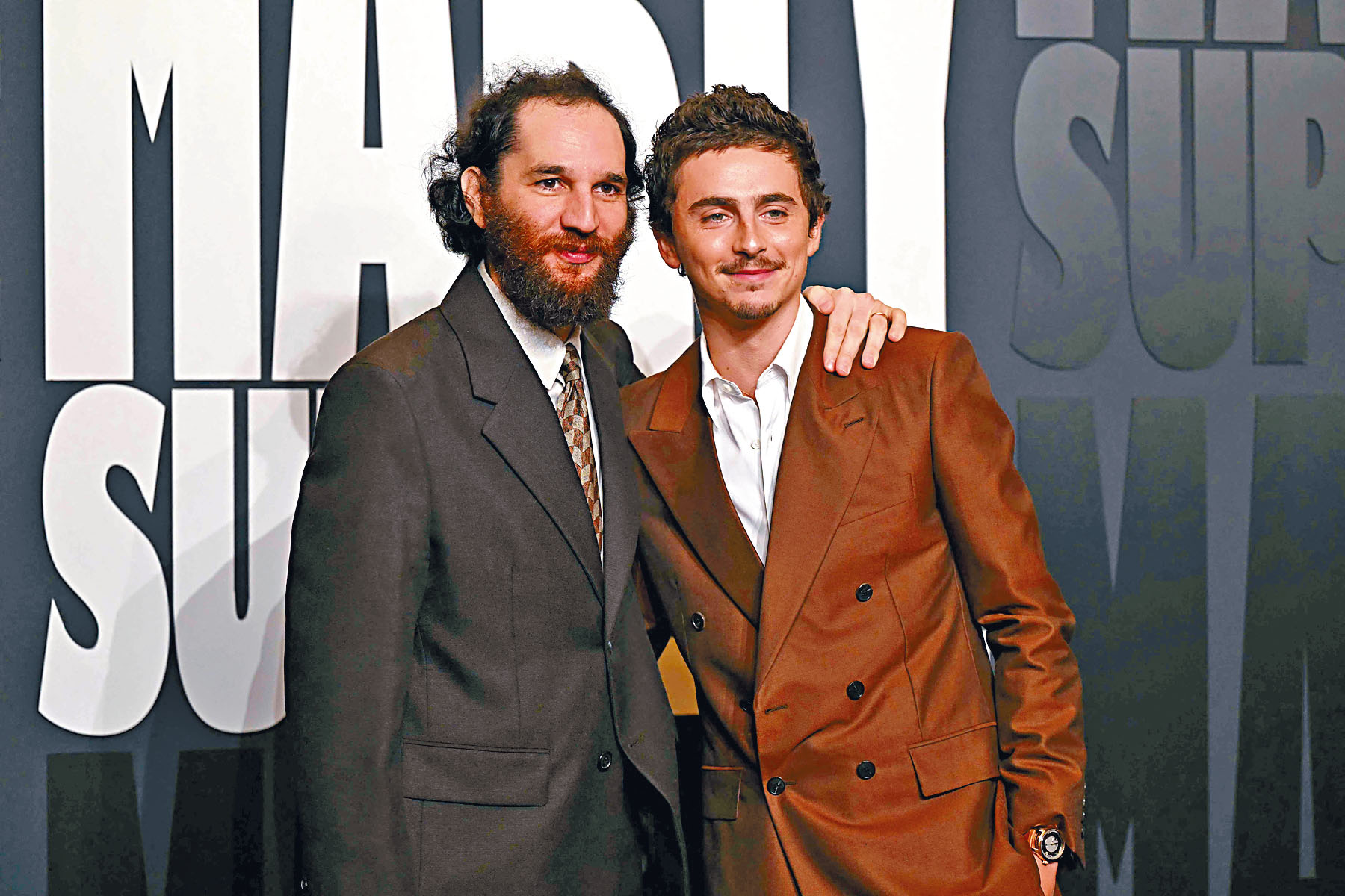 添麥菲與導演Josh Safdie近日在巴黎宣傳《Marty Supreme》。