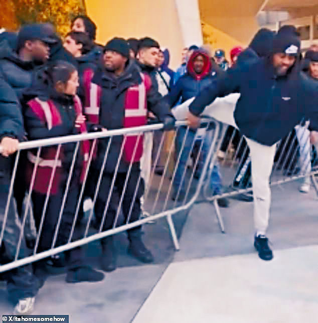 上周在倫敦的快閃店，黃牛黨撞破鐵馬霸位，警方到場調停。