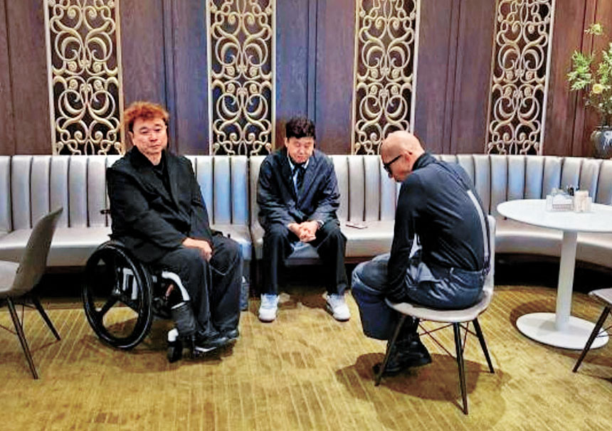 （左起）姜元來、洪祿基和具俊曄久別重逢，卻悲傷得相對無言。
