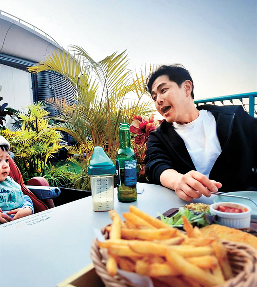 阿蕭歎住啤酒陪囝囝。