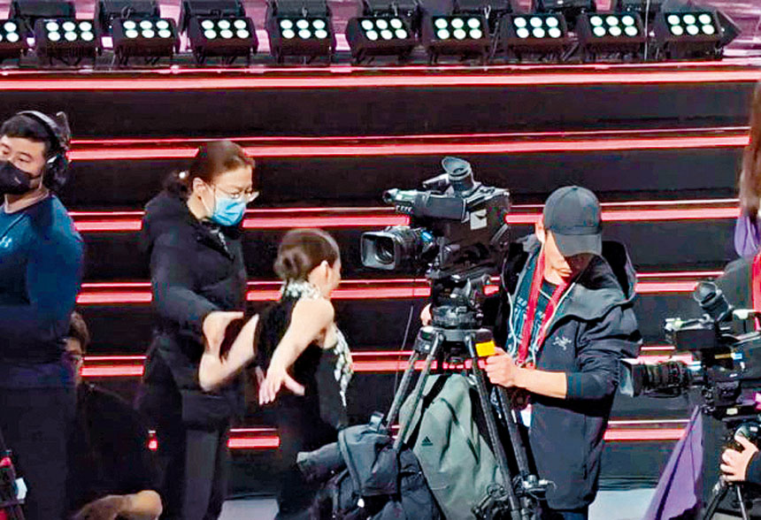 阿佘上台時不慎跌倒，但反應極速、化解尷尬。