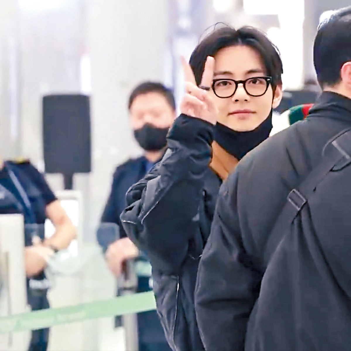 7名成員前晚齊齊現身仁川機場，V更特別拉下口罩讓傳媒拍攝。