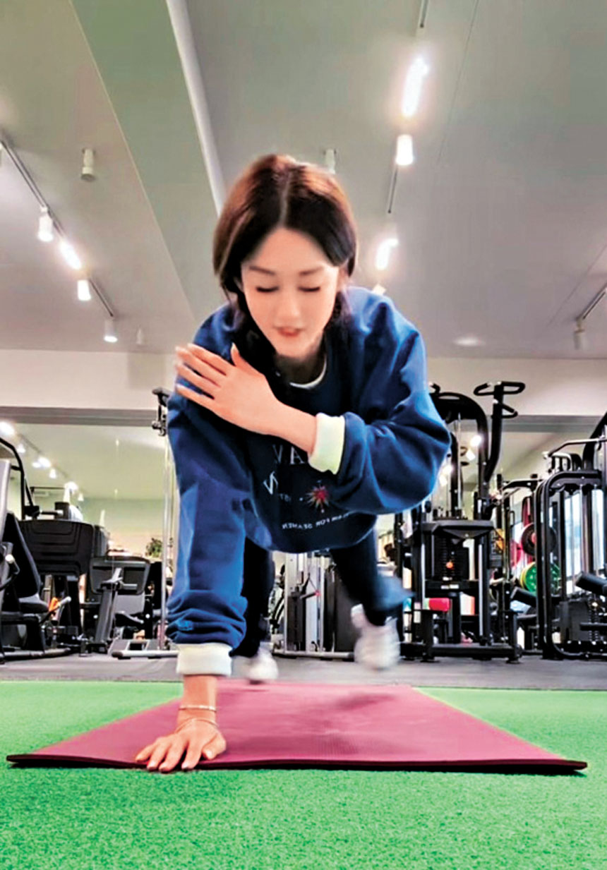 香香跟足節拍做平板支撐，手腳好協調。