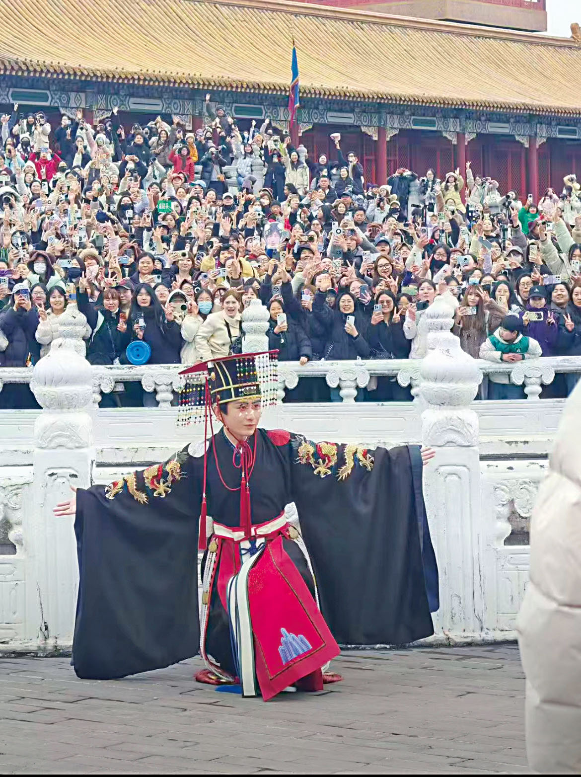 ■成毅在殺青現場與戲迷合影。網上圖片