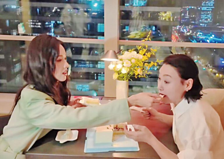 ■陳都靈（左）餵惠英紅吃蛋糕。網上圖片