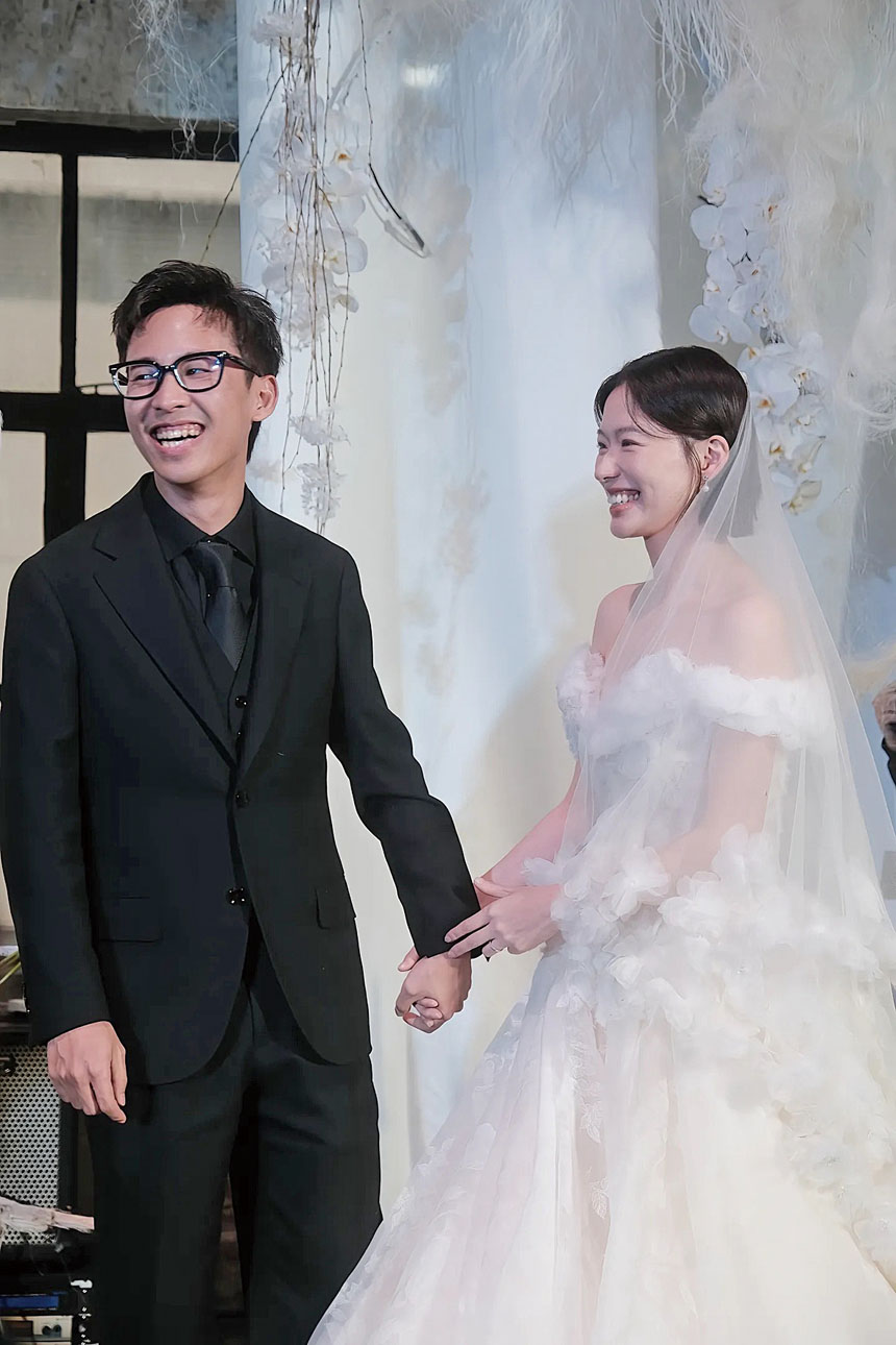 池文慧（右）與丈夫十指相扣。網上圖片