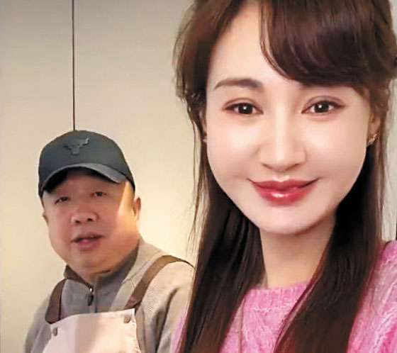 ■圖為楊雪(右)與丈夫的合照。網上圖片