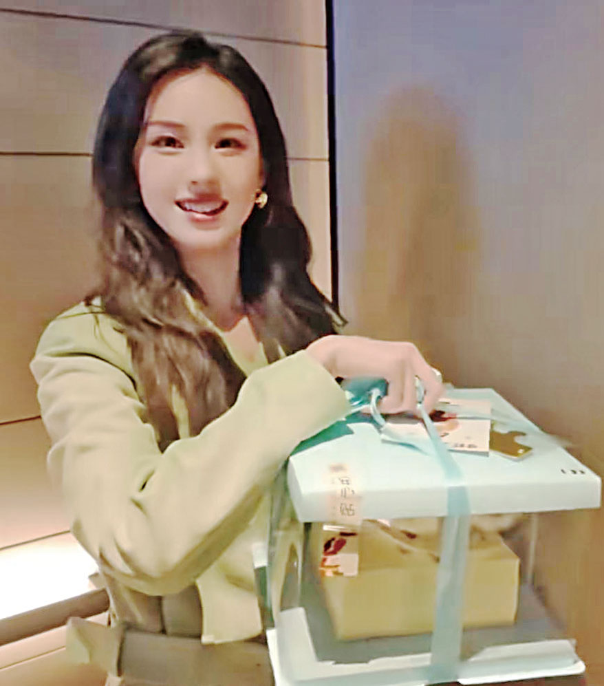 ■陳都靈拿著蛋糕對鏡頭甜笑。網上圖片