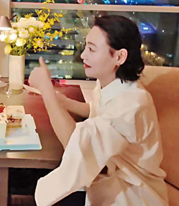 ■惠英紅豎起大拇指，表示蛋糕味道不錯。網上圖片