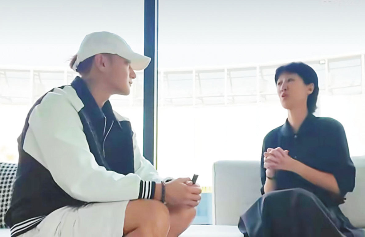 ■黃子韜（左）在節目中透露其主理的衛生巾工廠運營現狀。網上圖片